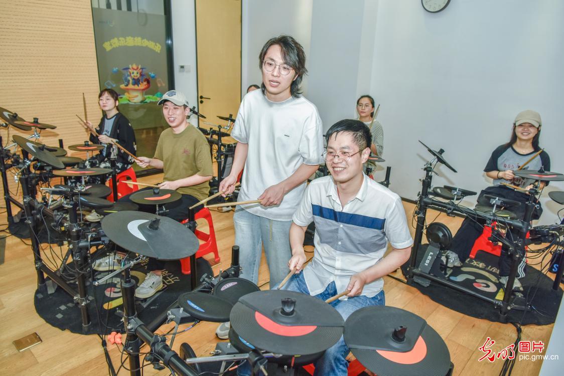 “鼓”动青春 燃爆夜校