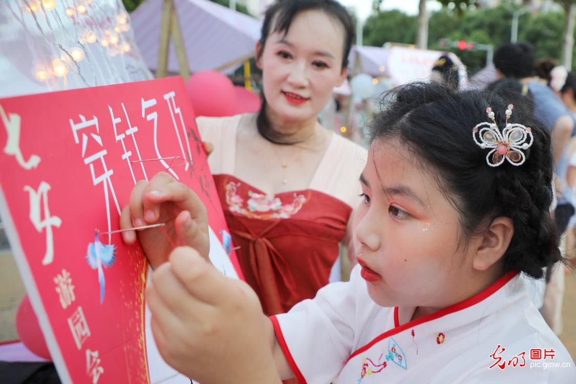 安徽六安七夕游园会：民俗体验促邻里情