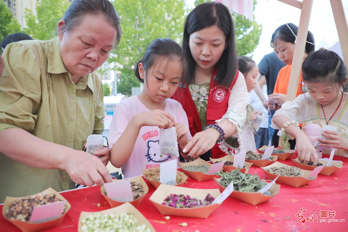 安徽六安七夕游园会：民俗体验促邻里情