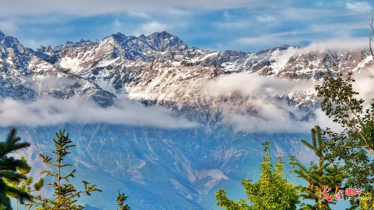 祁连山降初雪 万壑披银成诗画