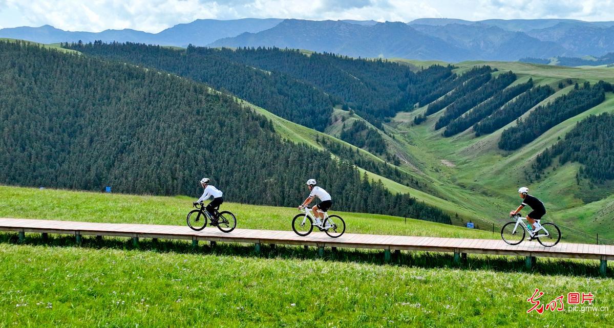 骑游饱览青山绿水