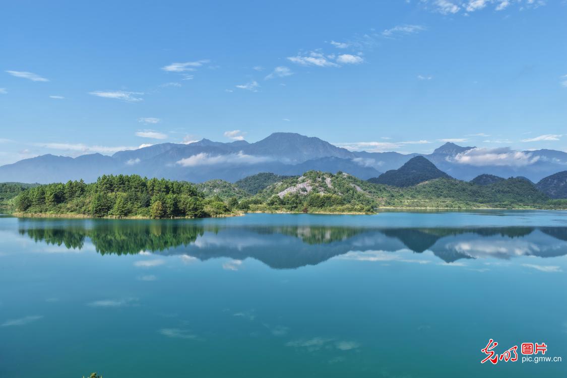 群山环抱 碧水如镜