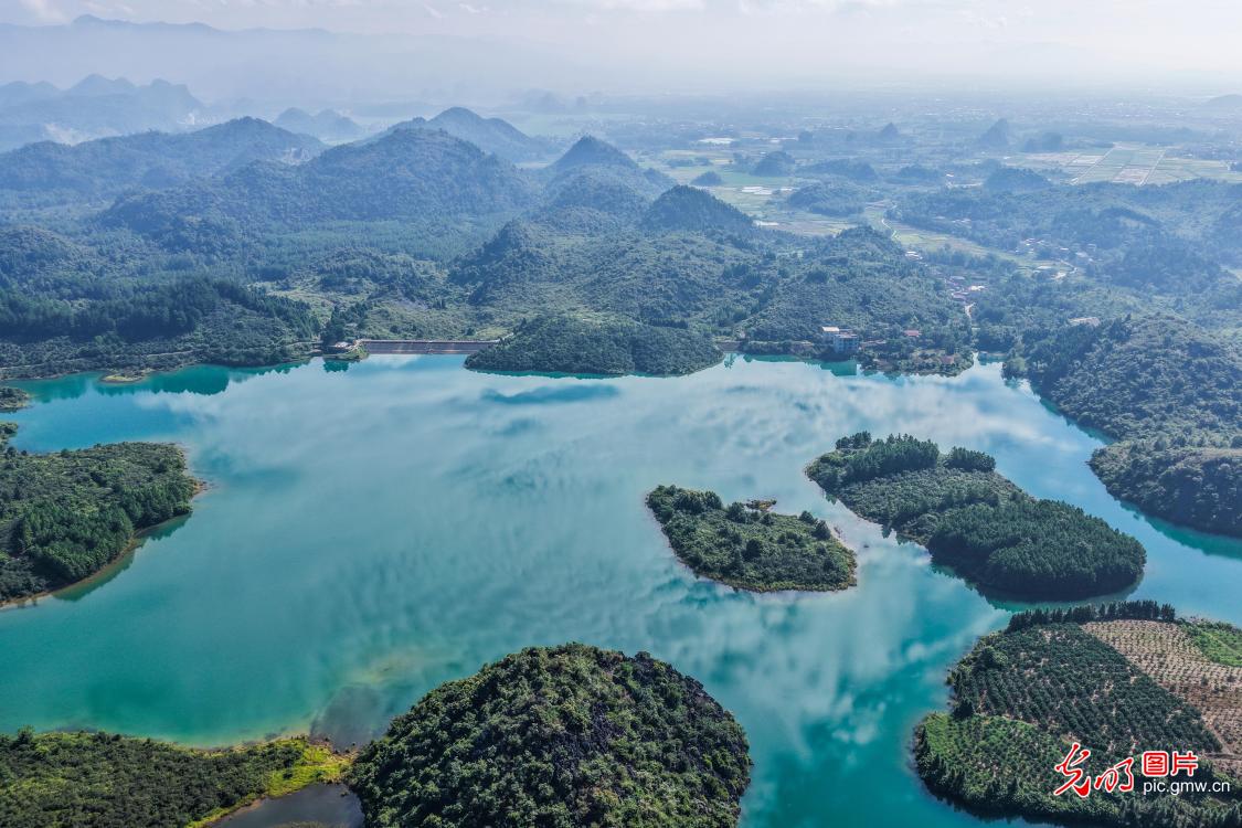 群山环抱 碧水如镜