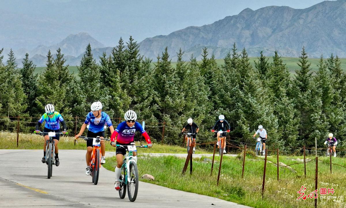 骑游饱览青山绿水