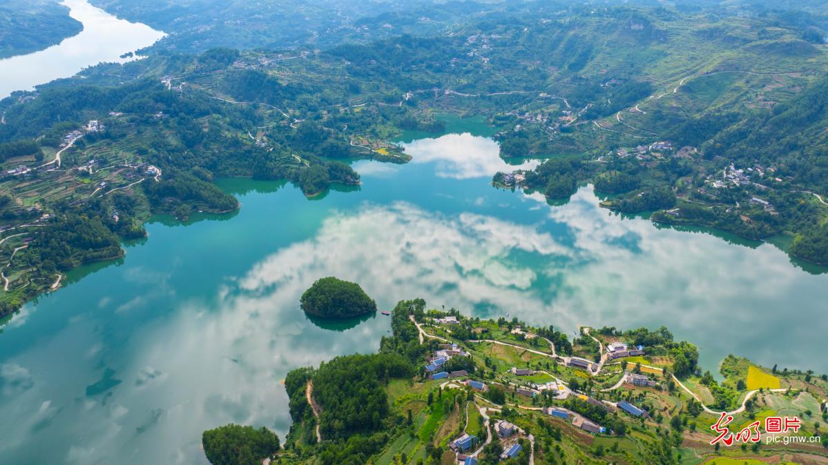 碧水绕群山 田园绘新景 碧水绕群山 田园绘新景