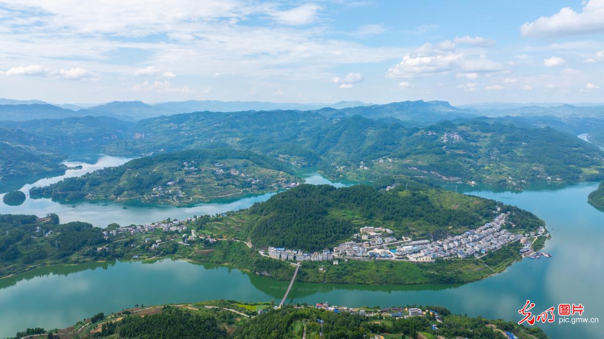 碧水绕群山 田园绘新景 碧水绕群山 田园绘新景