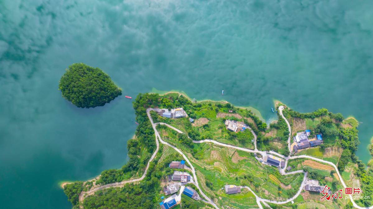 碧水绕群山 田园绘新景 碧水绕群山 田园绘新景