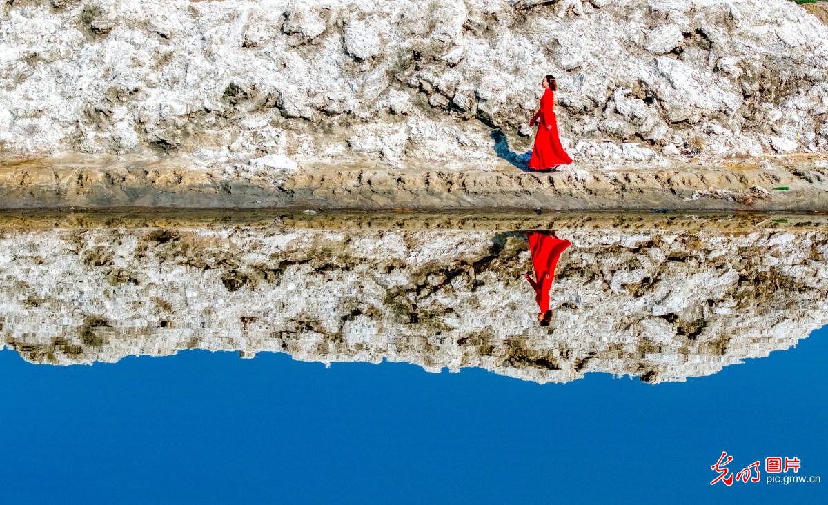 芒乃淖尔盐湖景色迷人引客来