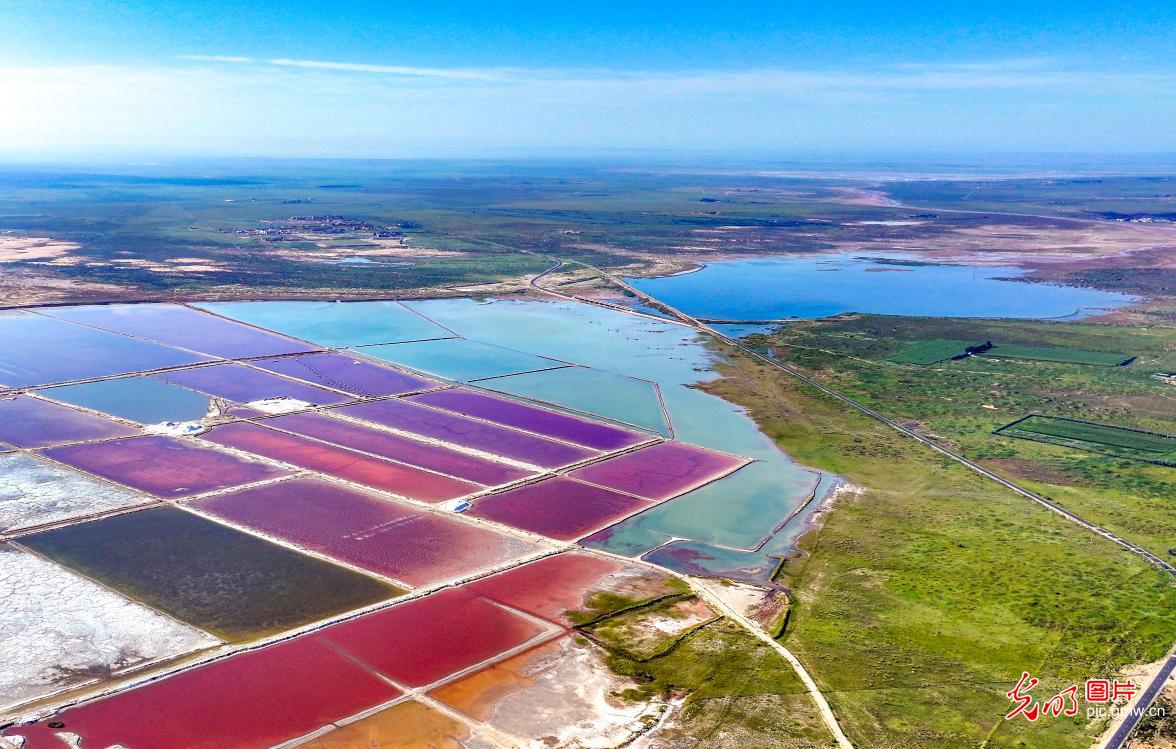 芒乃淖尔盐湖景色迷人引客来