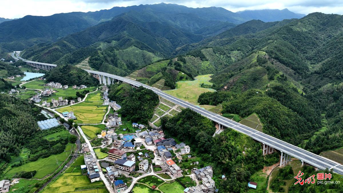 遂大高速银龙穿翠绘就山乡新卷