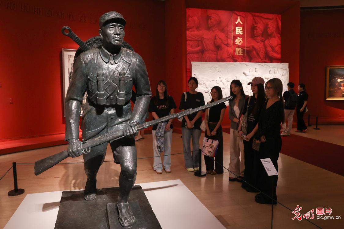 “人民必胜”美术作品展在中国美术馆举行