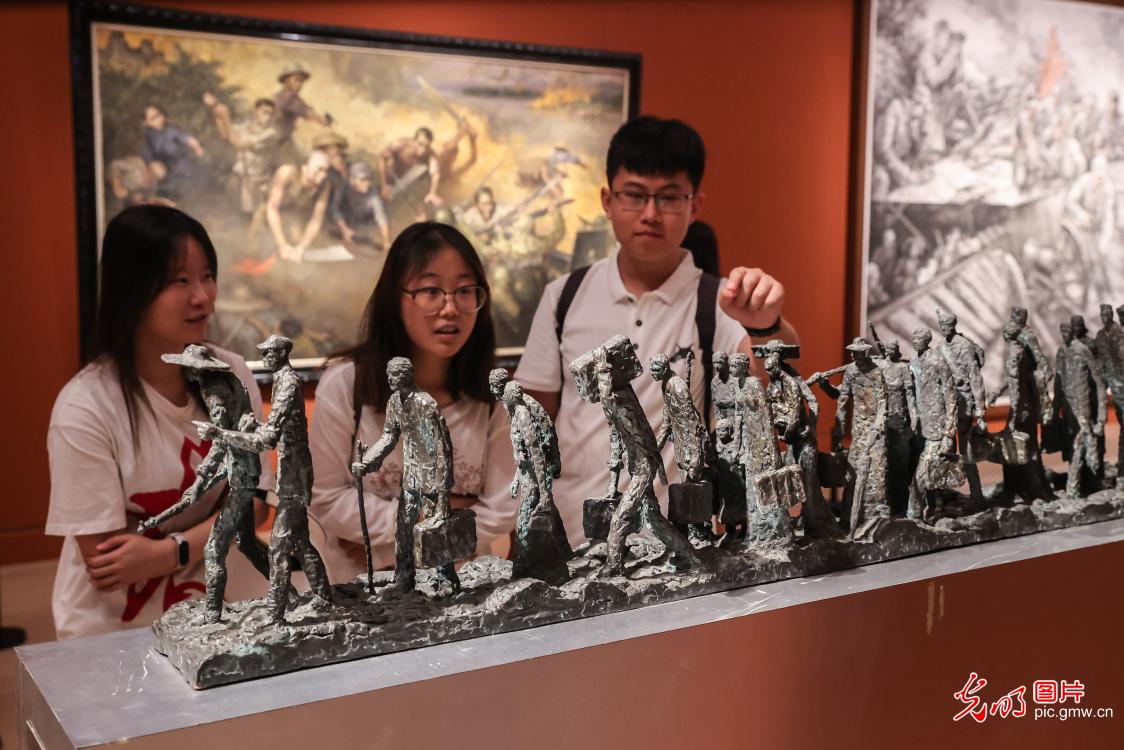 “人民必胜”美术作品展在中国美术馆举行