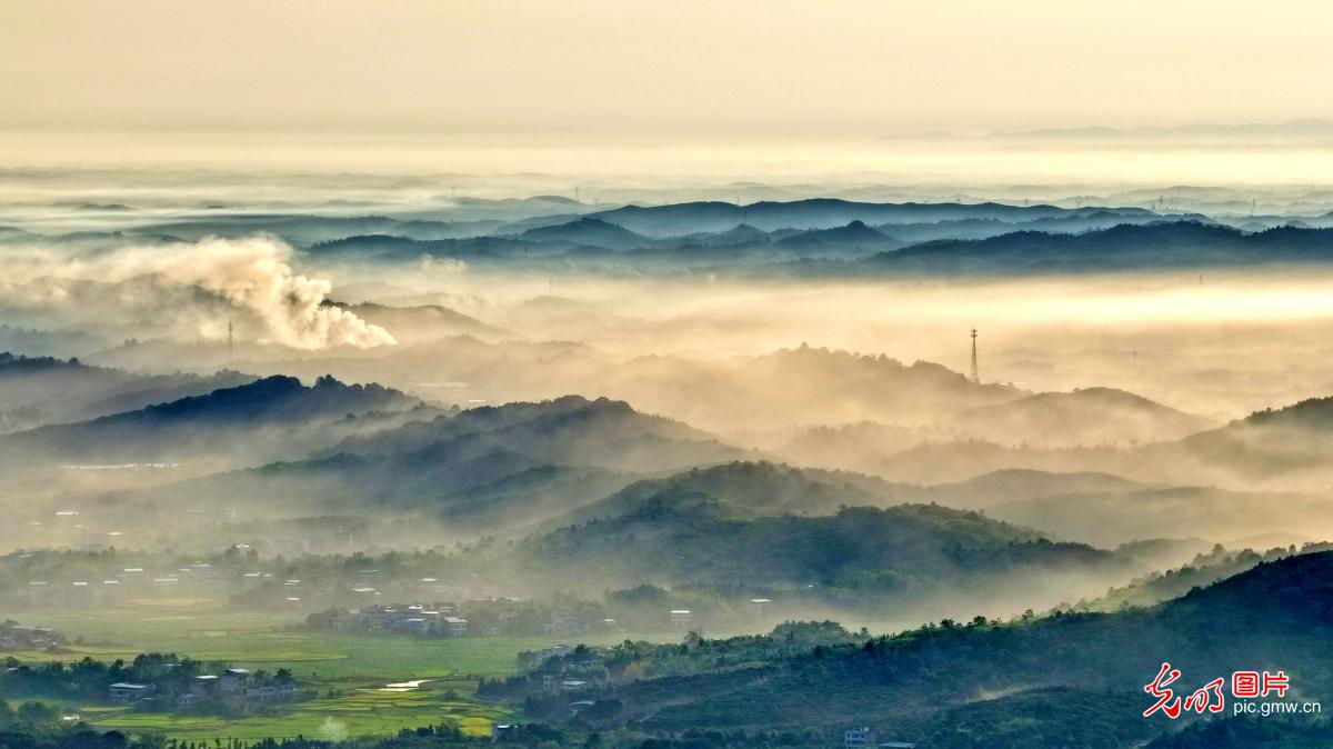 远山如黛美如画