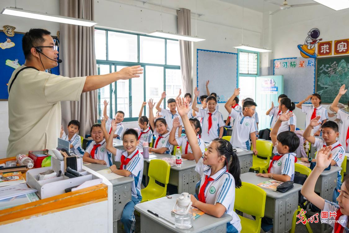 开学第一课丨多彩课堂启新程 点亮青春新起点