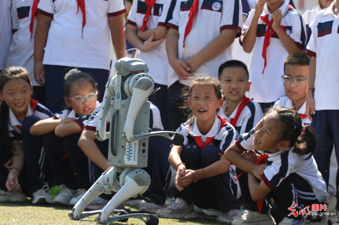 科技感拉满 点亮开学第一课