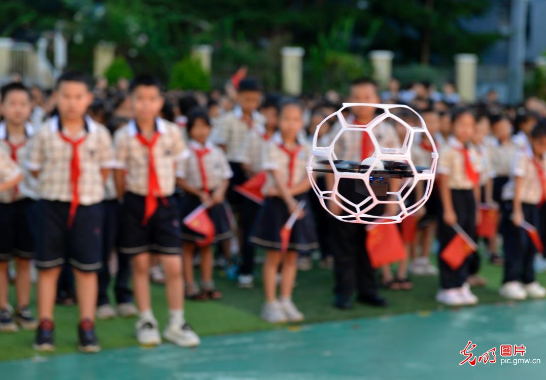 科技感拉满 点亮开学第一课