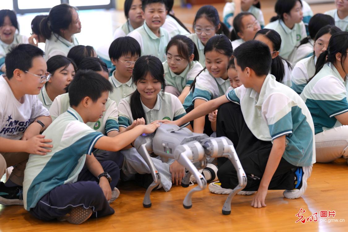 科技感拉满 点亮开学第一课