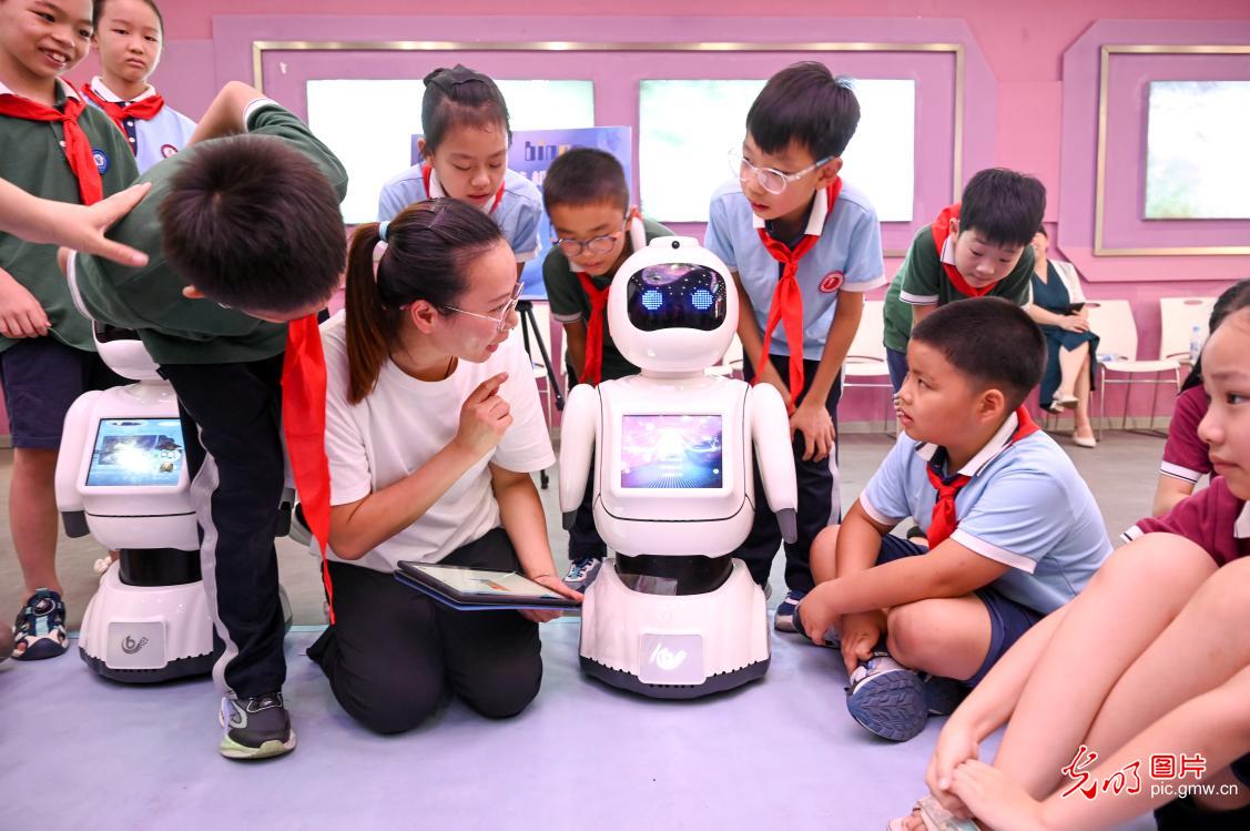 科技感拉满 点亮开学第一课