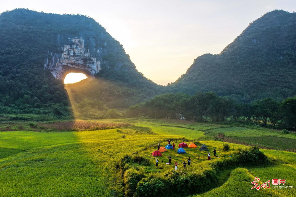 丁达尔效应天坑美景迎客来