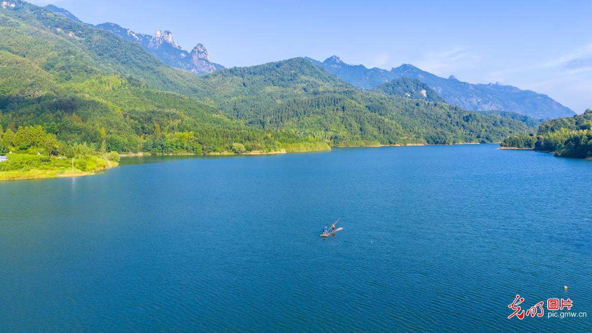 湖光山色景如画