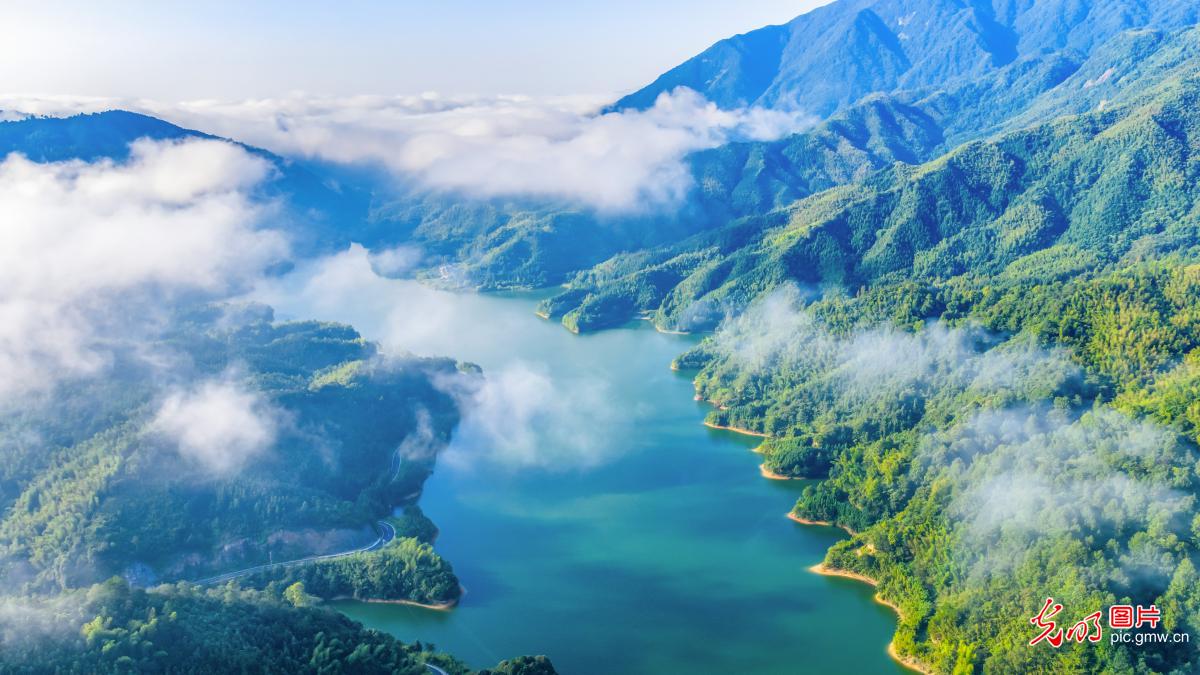 湖光山色景如画