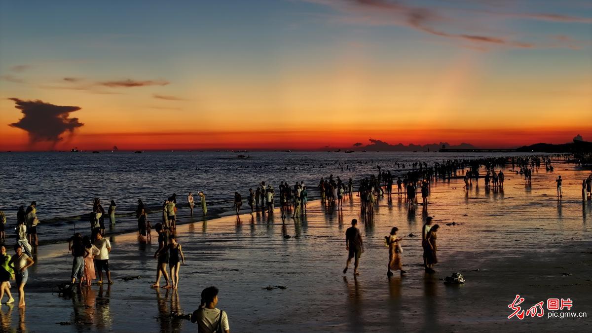 初秋银滩晚霞美