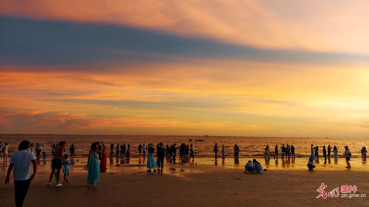 初秋银滩晚霞美