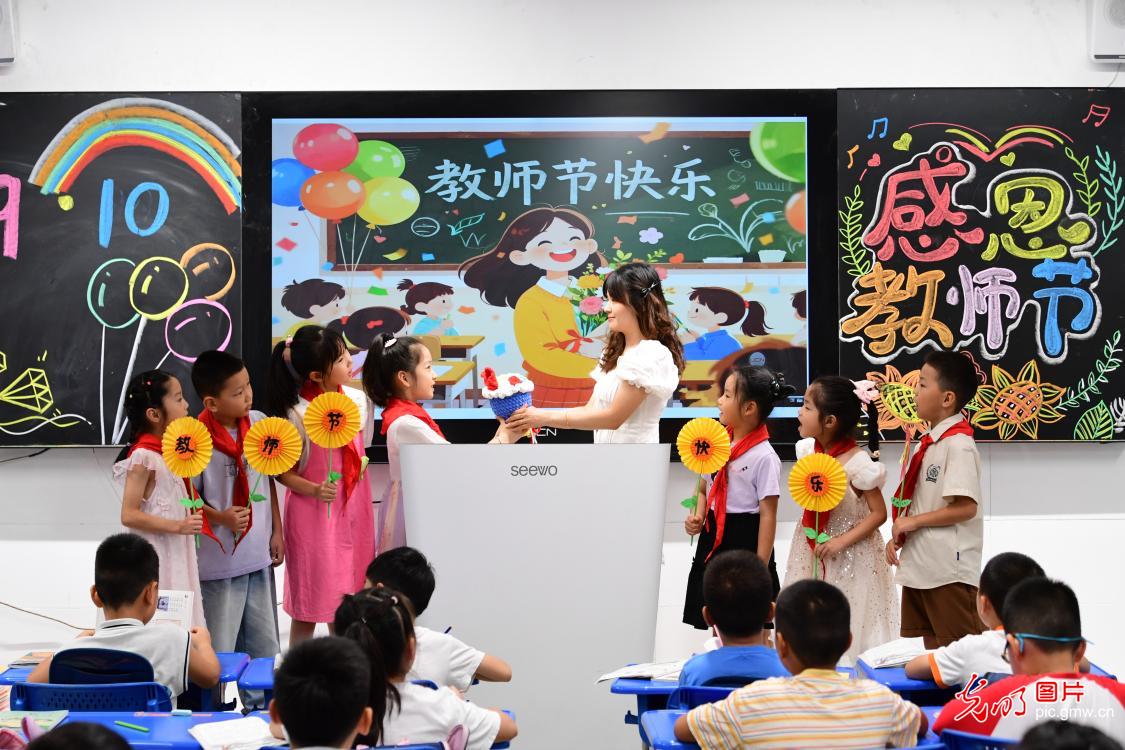 喜迎教师节 学子送祝福