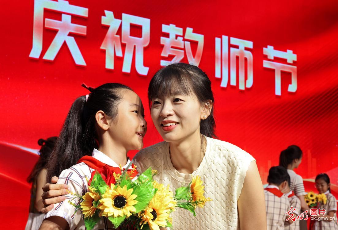 喜迎教师节 学子送祝福