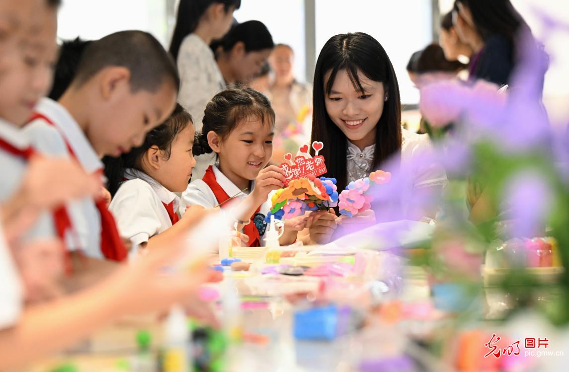 喜迎教师节 学子送祝福