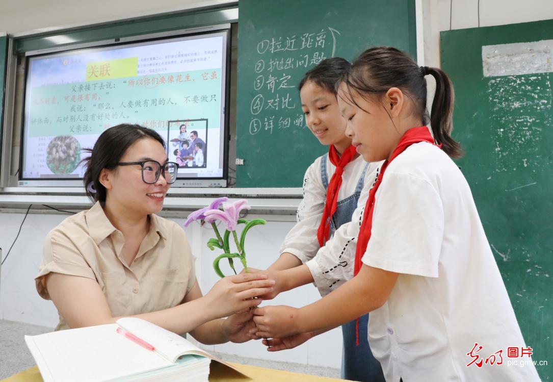 喜迎教师节 学子送祝福