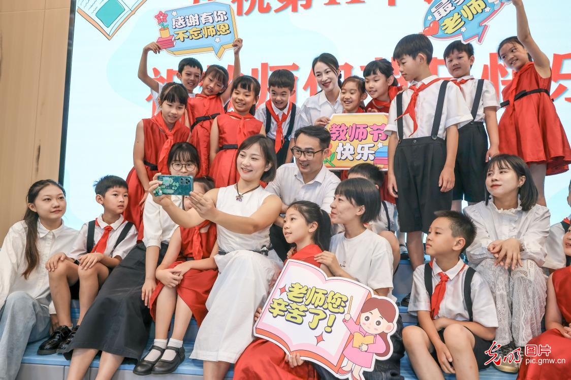 喜迎教师节 学子送祝福