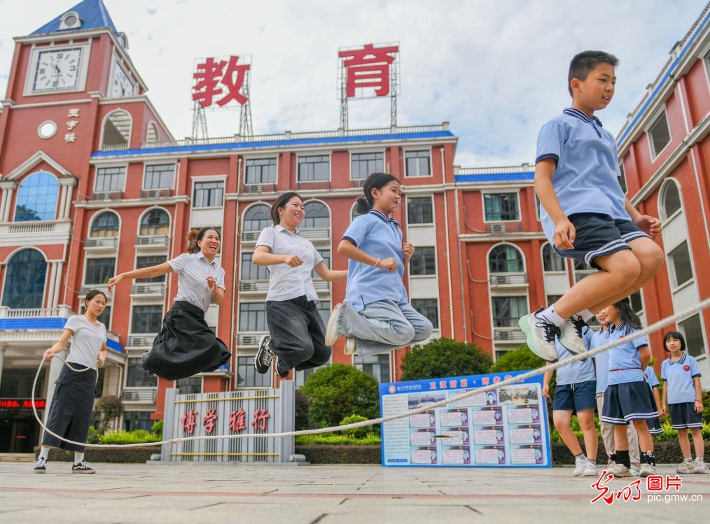 教师节大课间 师生绘精彩