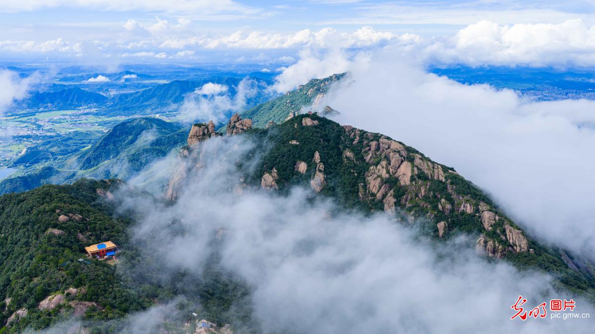 云海翻腾拥翠峰