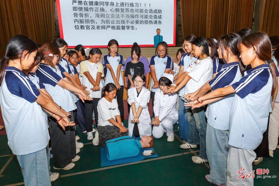 急救知识入校园 为学生成长 “护航”
