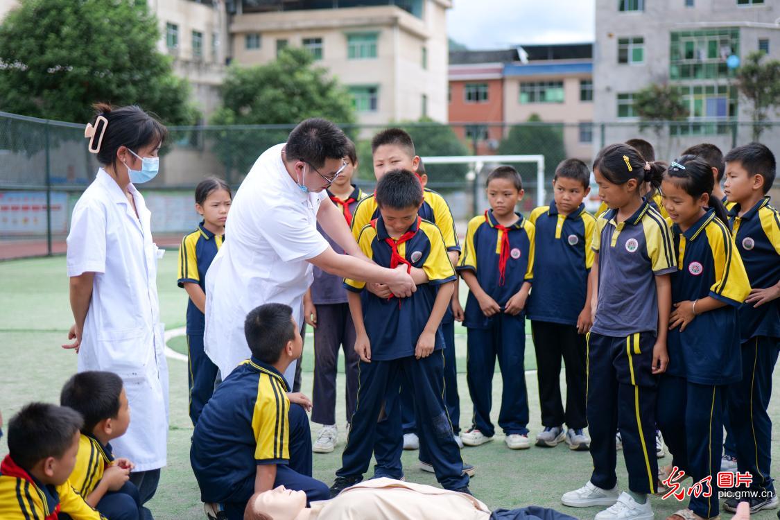 急救知识入校园 为学生成长 “护航”