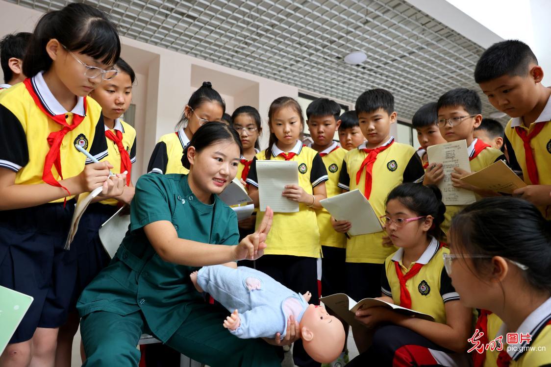 急救知识入校园 为学生成长 “护航”