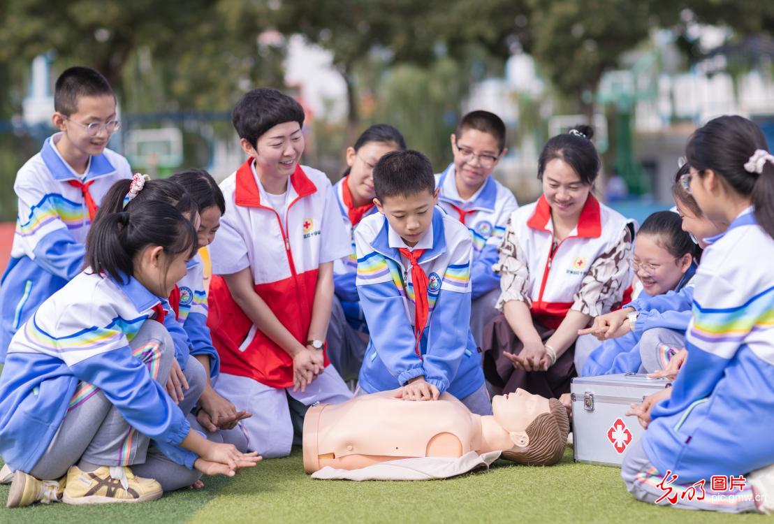 急救知识入校园 为学生成长 “护航”