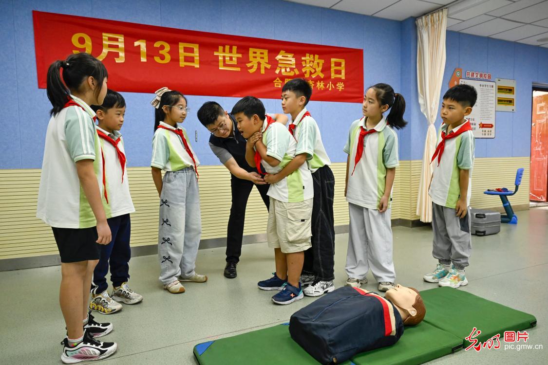 急救知识入校园 为学生成长 “护航”