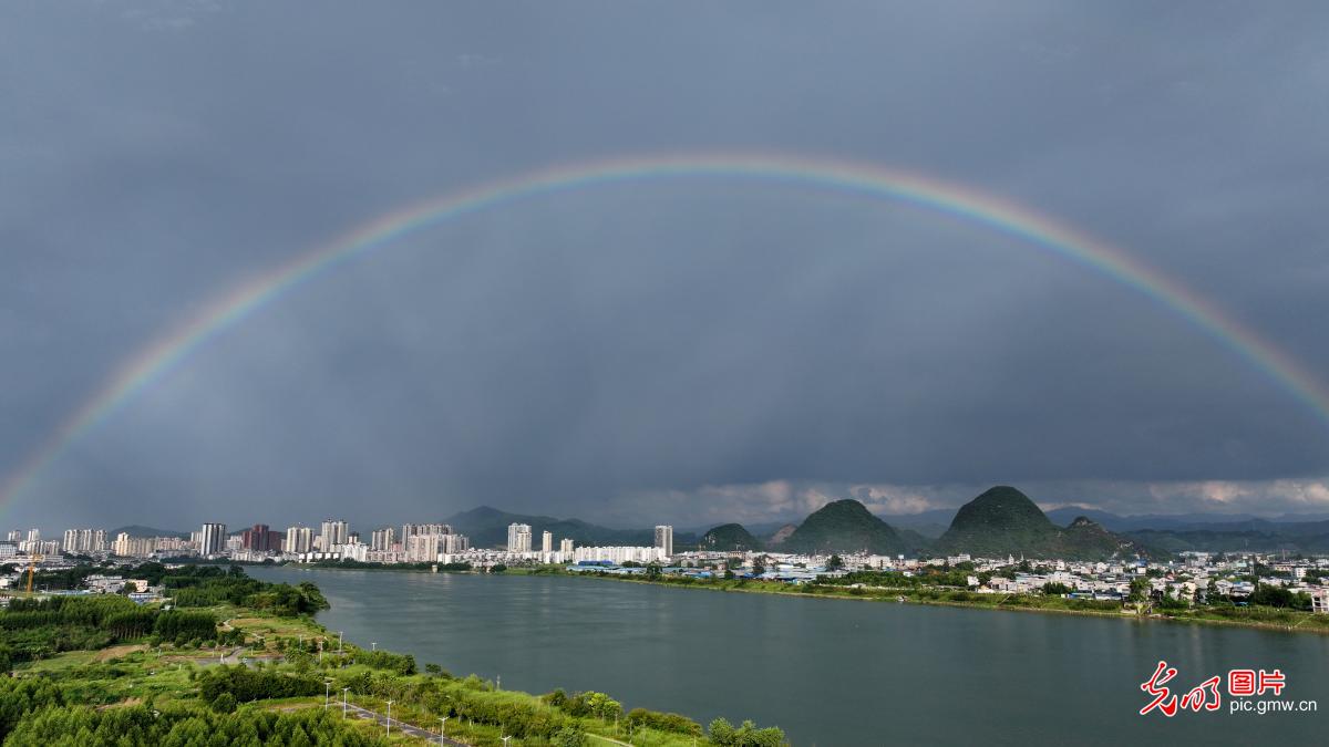 秋日雨后现彩虹