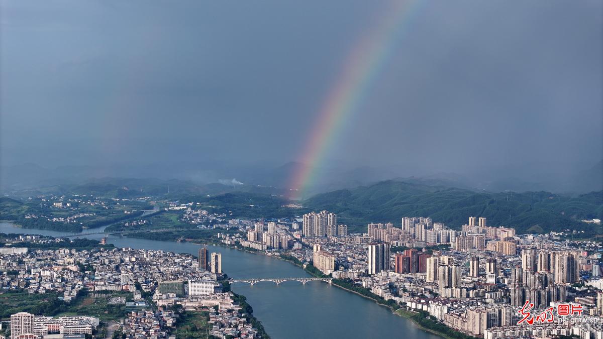 秋日雨后现彩虹