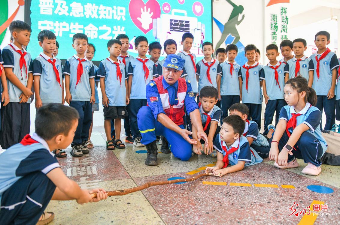 急救知识入校园 为学生成长 “护航”