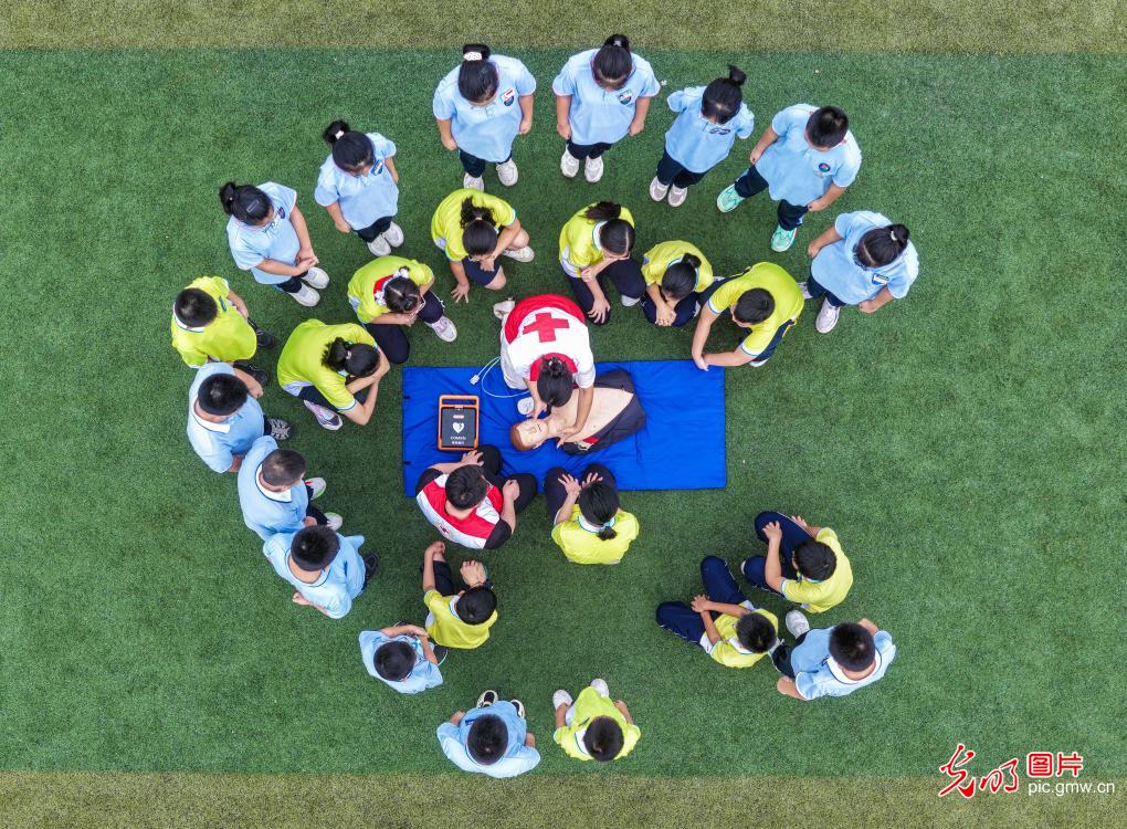 急救知识入校园 为学生成长 “护航”