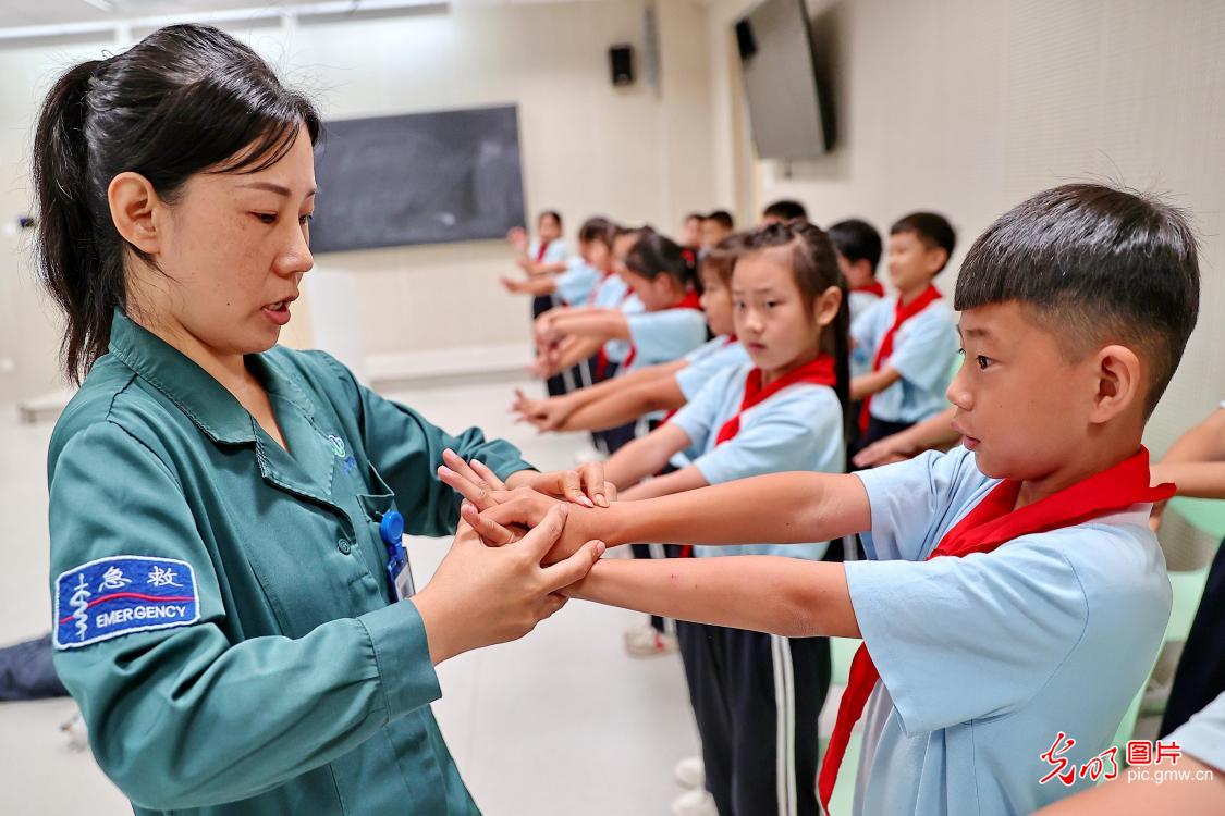急救知识入校园 为学生成长 “护航”