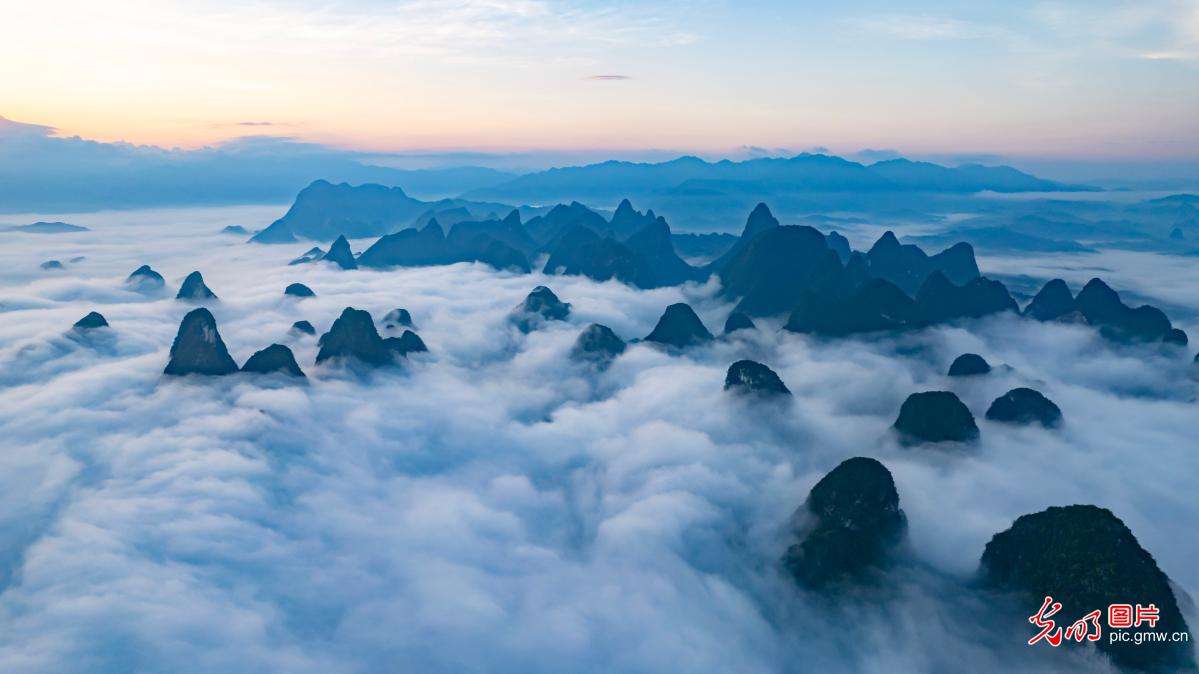 群峰林立云海涌动