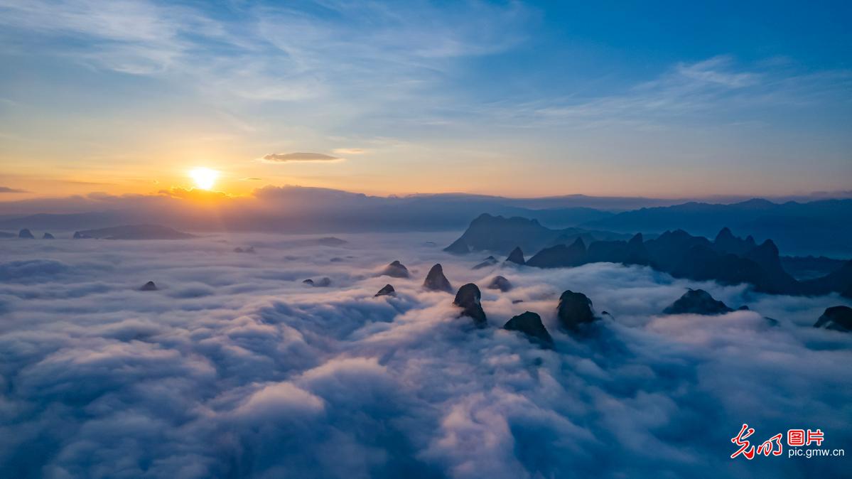 群峰林立云海涌动