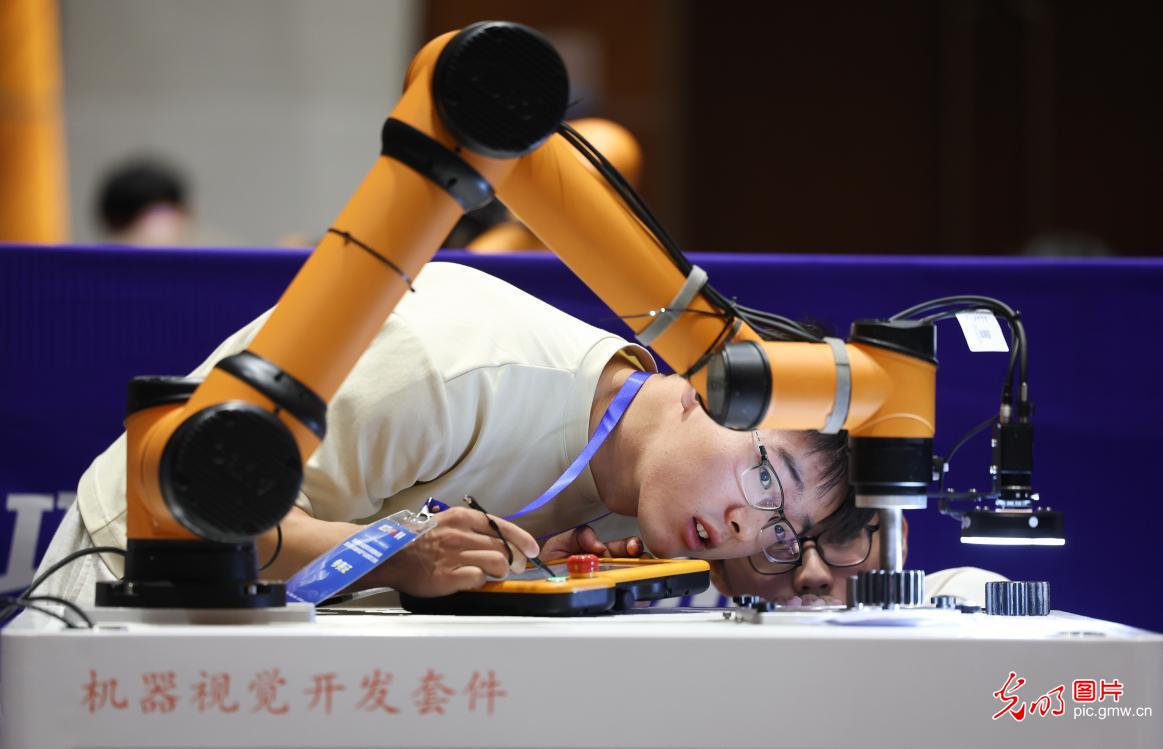 京津冀鲁大学生比拼智能精密装配