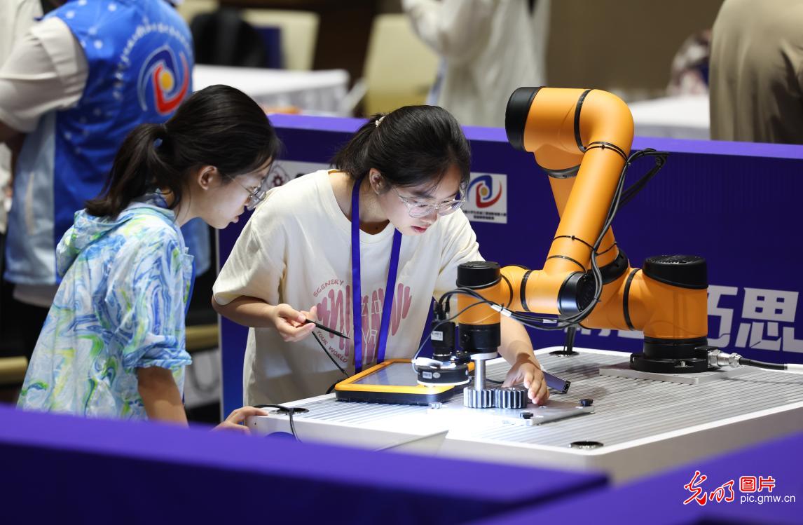 京津冀鲁大学生比拼智能精密装配