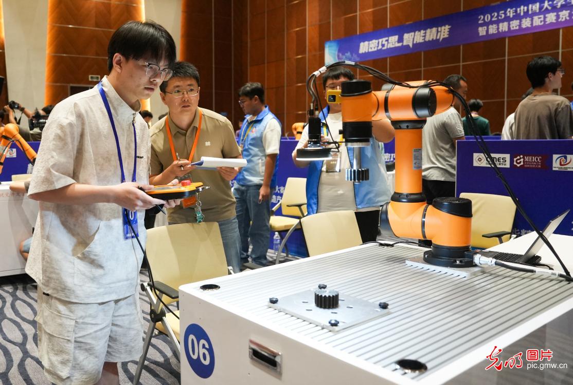 京津冀鲁大学生比拼智能精密装配