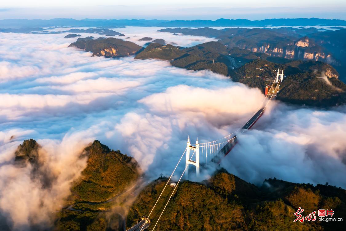矮寨特大桥云雾缭绕如画卷
